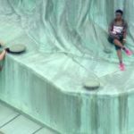 (CNN en español).  Policía captura a mujer que escaló la base de la Estatua de la Libertad